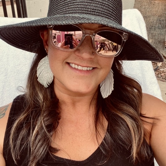 Meet your posher! Hello my name is Ashley 🛍 - Picture 1 of 1